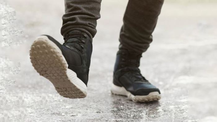 Fötter som går på is