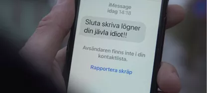 Ett hotfullt sms visas på mobilskärm