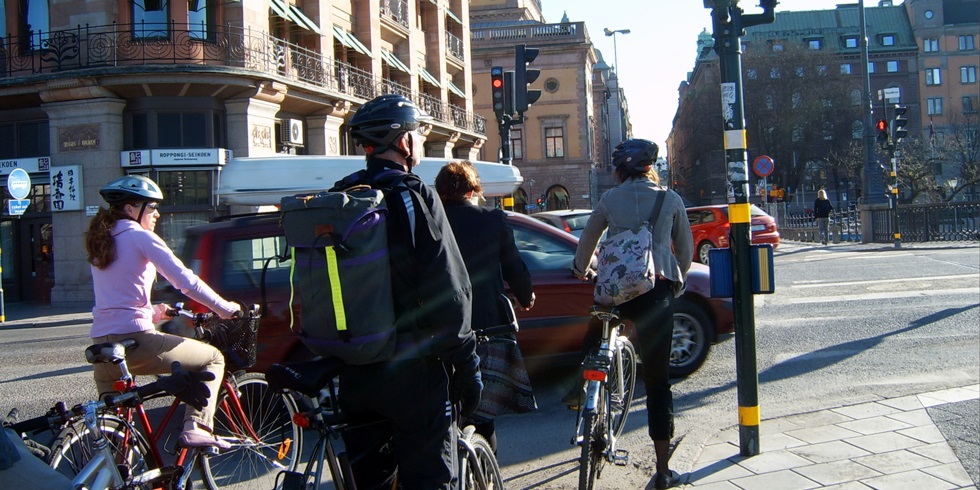 Cyklister väntar vid trafikljus i Stockholm.