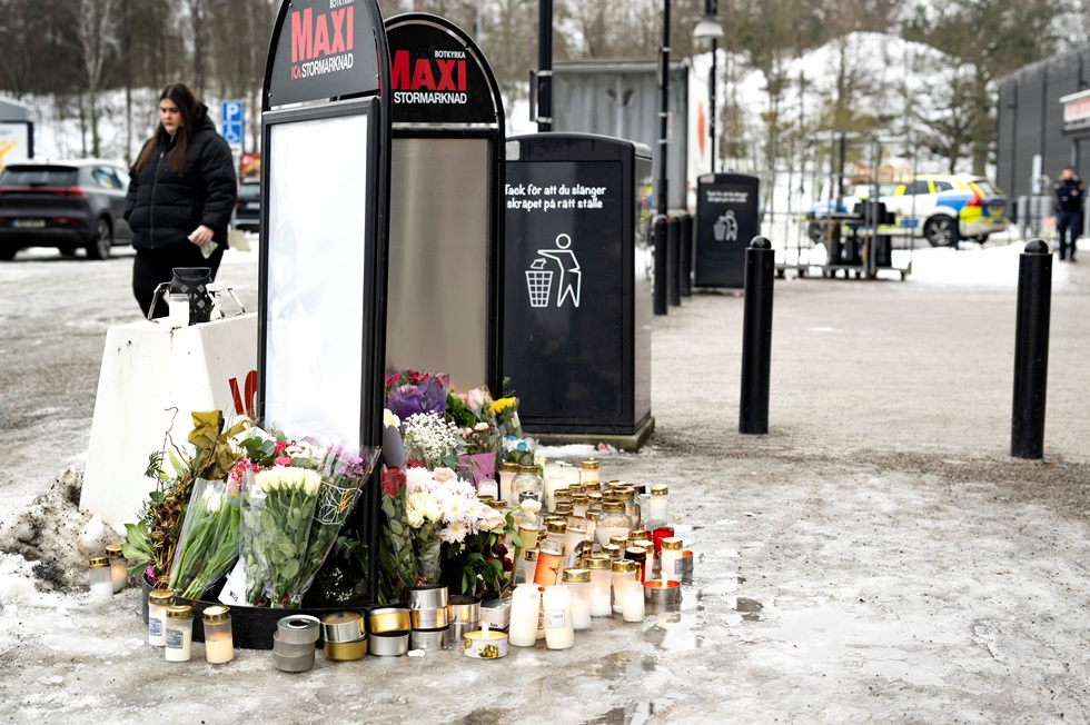 Ljus och blommor utanför ICA Maxi i Botkyrka.