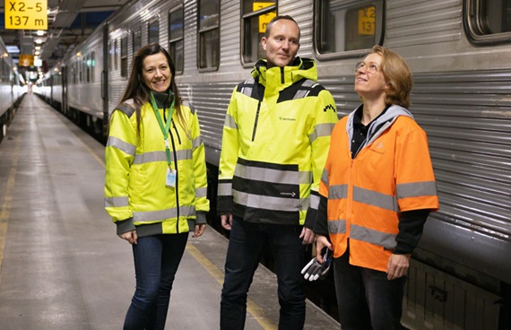 Jasna Kapetanovic, Pär Eklund och Kerstin Hanson står på en plattform mellan två tåg.