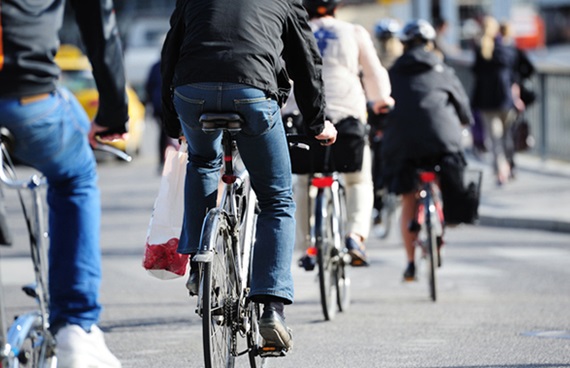 Fler svenskar går eller cyklar till jobbet